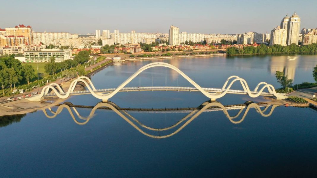 Міст-хвиля на Оболоні