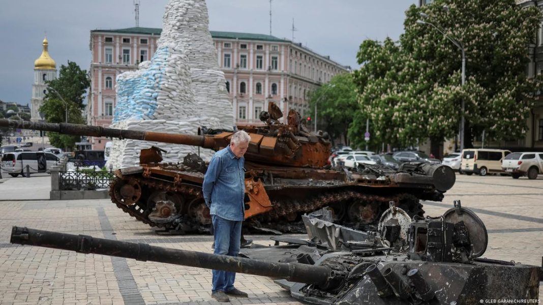 Спалена російська техніка в центрі Києва. Фото: Reuters