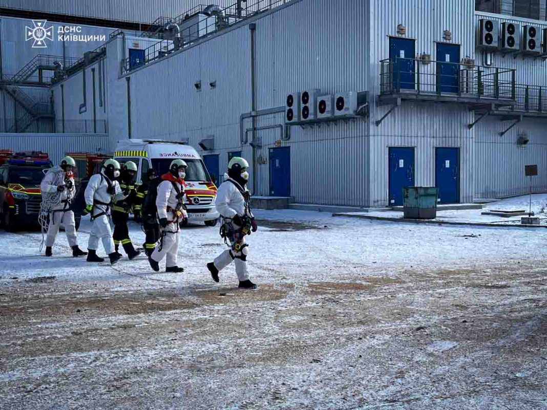 Ліквідація наслідків атаки російського дрона на ЧАЕС. Фото: ДСНС, Фейсбук