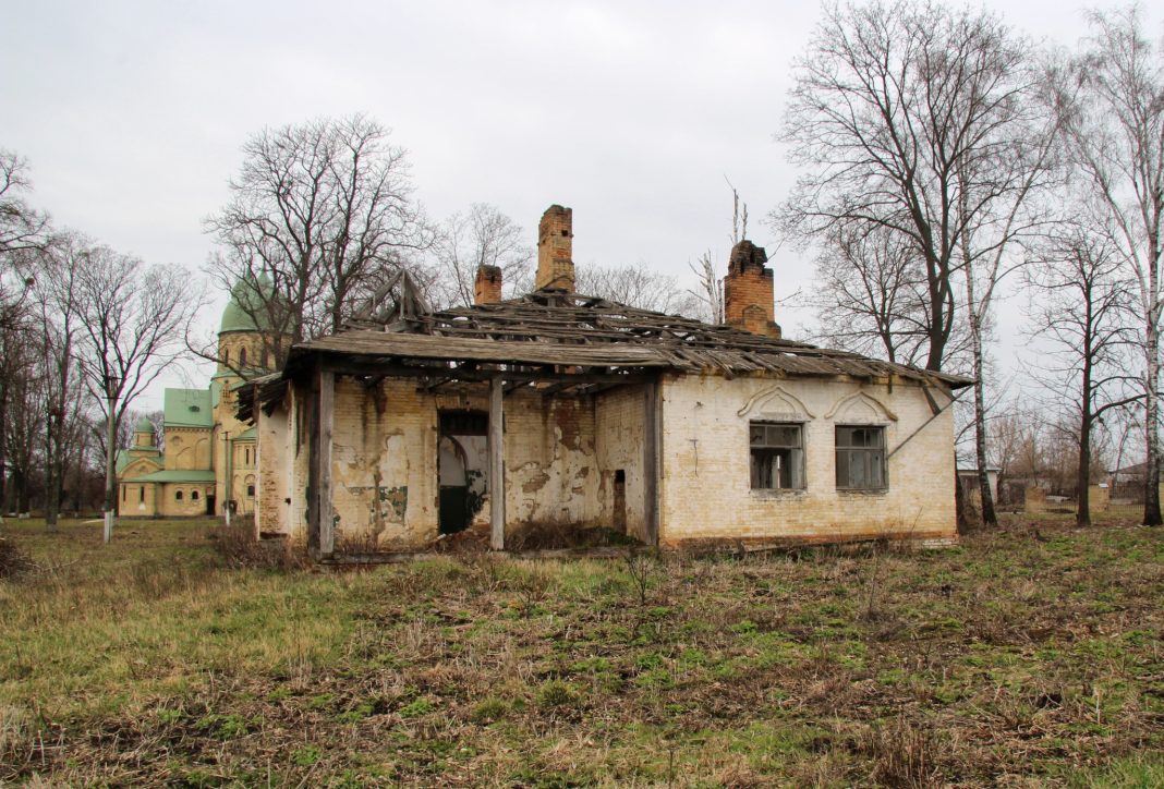 Будинок священника у Пархомівці. Фото: Україна Інкогніта