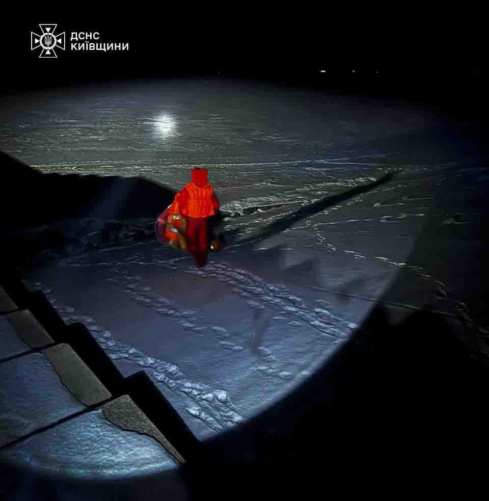 Рятувальники дістають рибалок. Фото: ДСНС