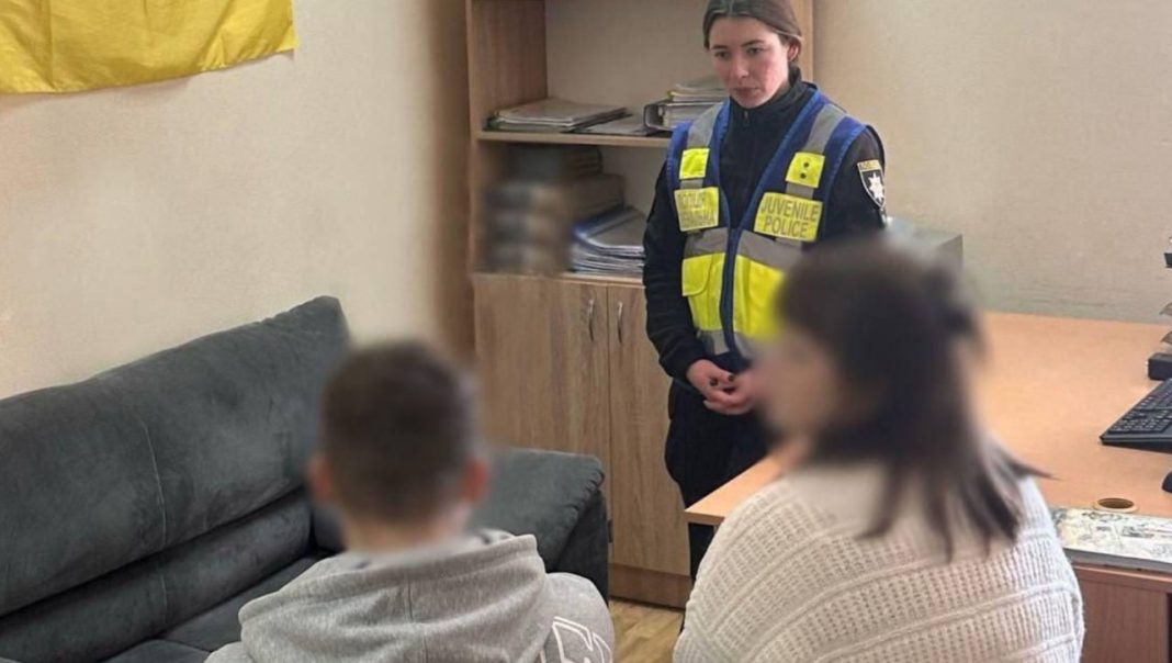 Поліцейські провели з учнем ліцею бесіду через жарт про замінування. Фото: Нацполіція