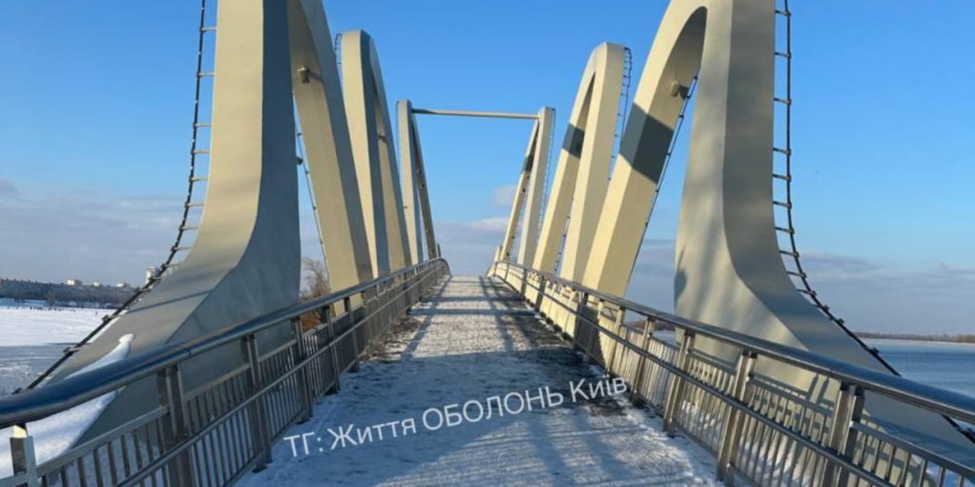Поручні мосту. Фото: канал Життя ОБОЛОНЬ Київ