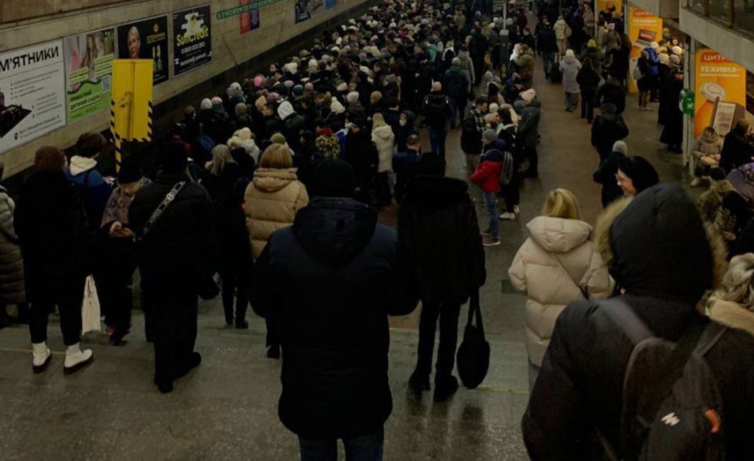 Натовп у столичному метро. Фото: соцмережі