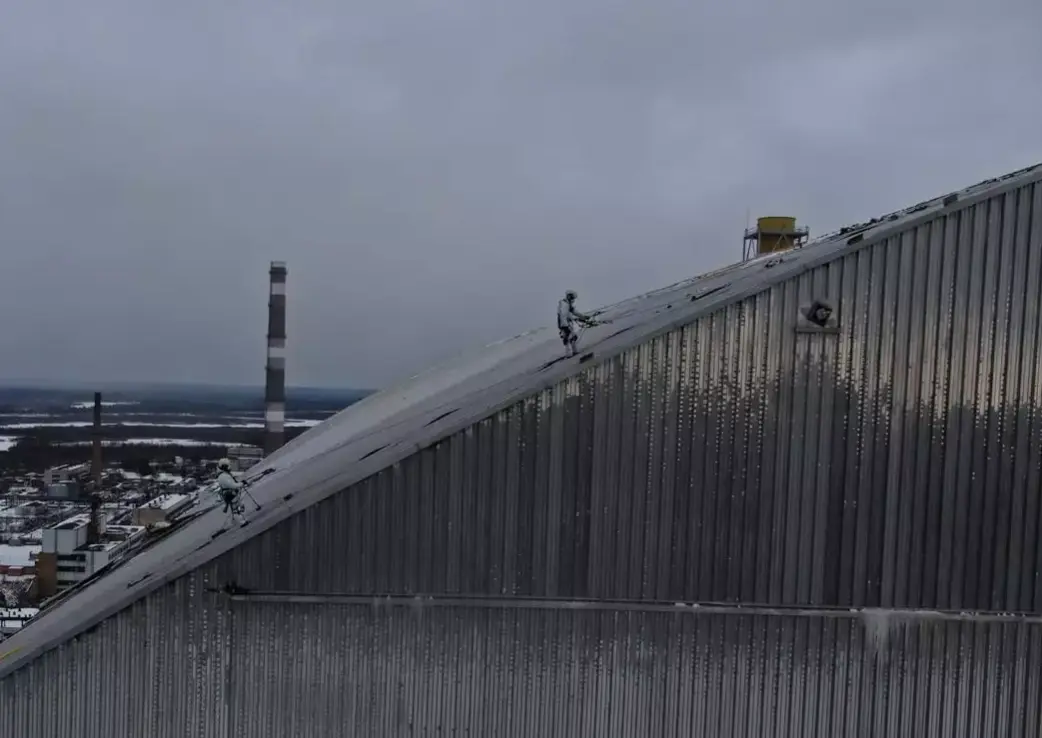 Ліквідація тління на куполі ЧАЕС. Фото: ДСНС