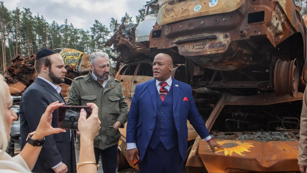 Духовний радник Дональда Трампа Марк Бернс під час візиту. Фото: головний рабин України