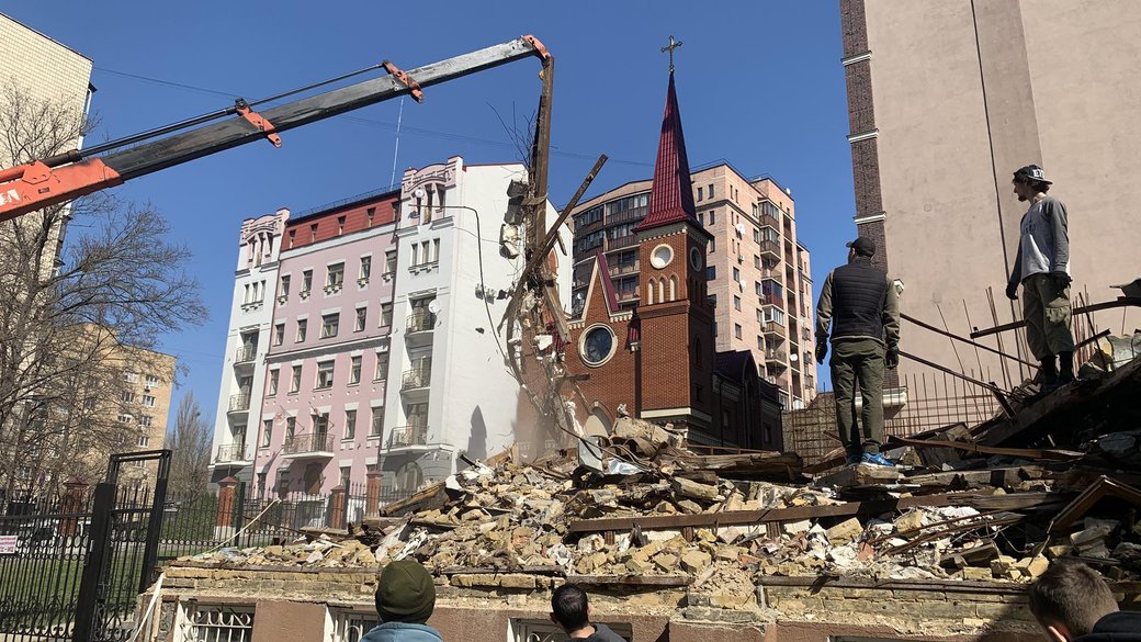 Зруйнована садиба Зеленських в Києві. Фото: Cуспільне