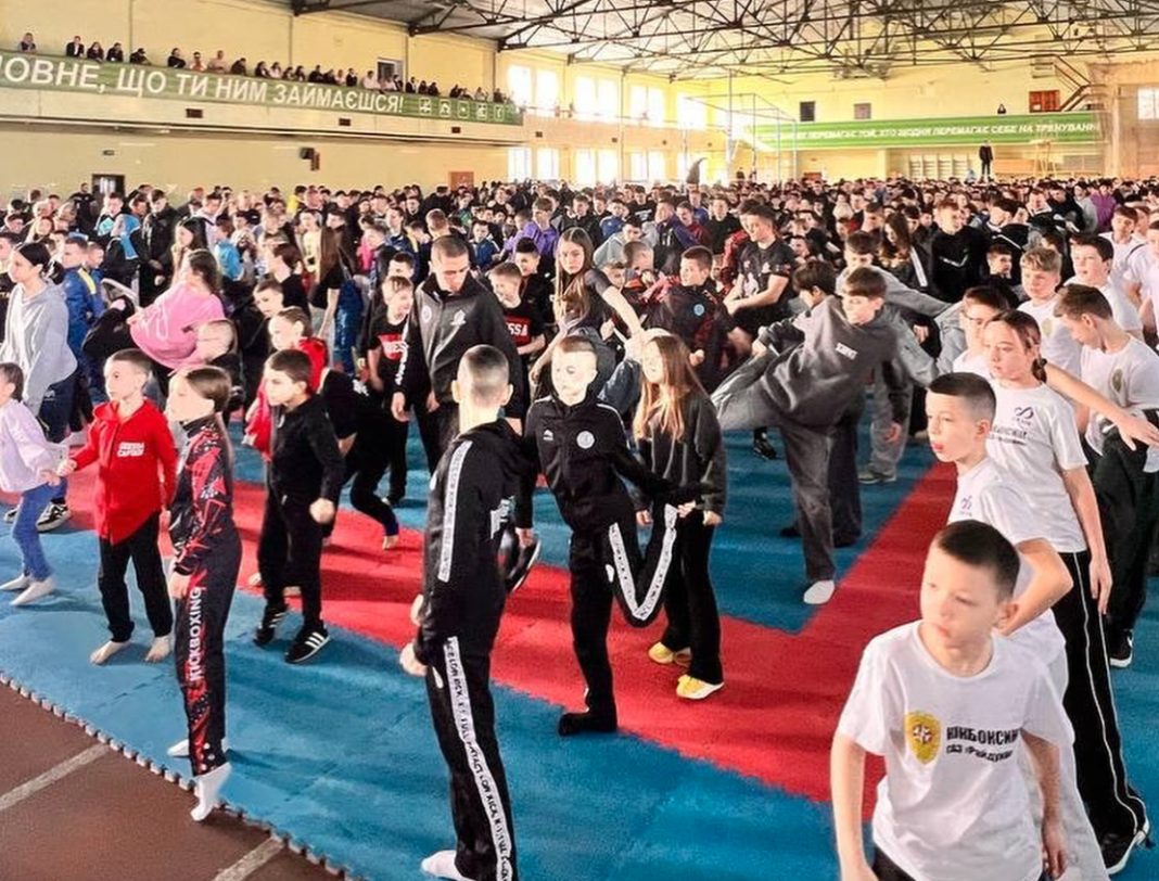 Більше тисячі дітей виконують вправи одночасно. Фото: Book World Records