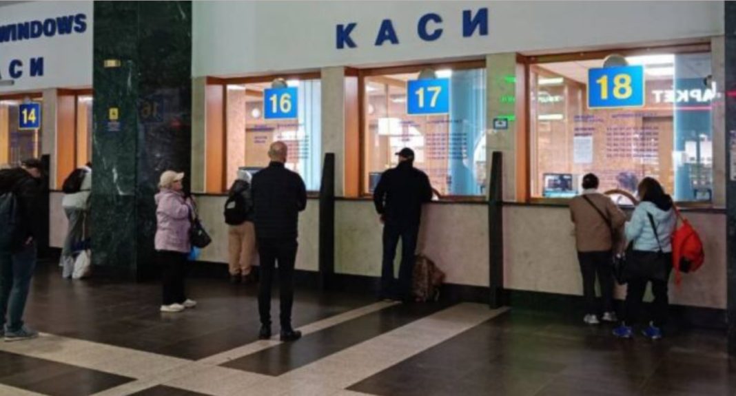 Черга біля кас на вокзалі. Фото: Укрзалізниця