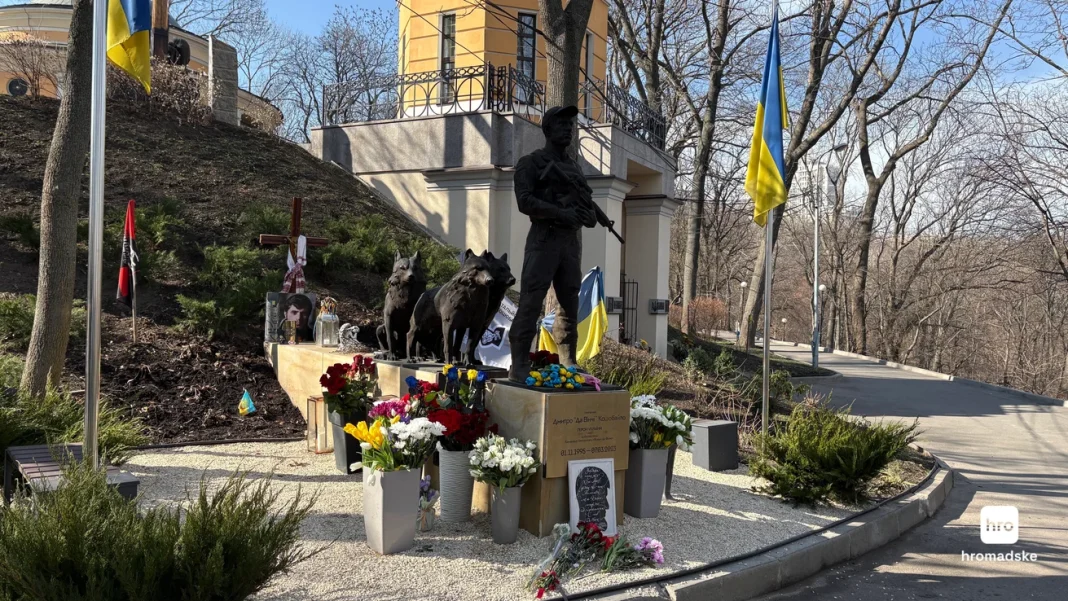 Пам'ятник Да Вінчі у Києві. Фото: Громадське