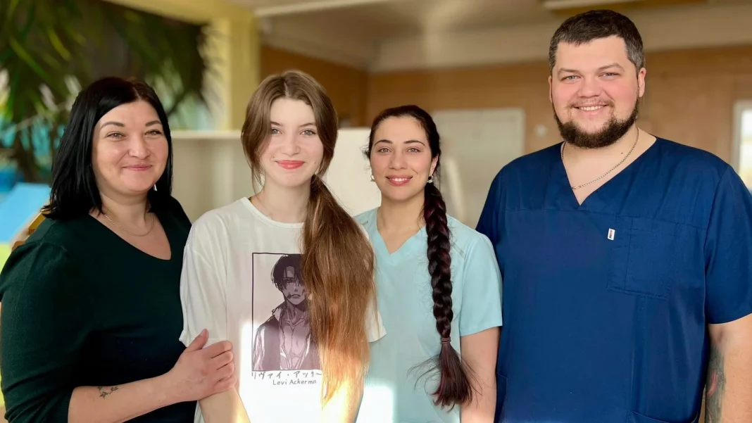 Прооперована пацієнтка Ніколь Щібря разом із лікарями. Фото: КНП «Київська міська дитяча клінічна лікарня 1»