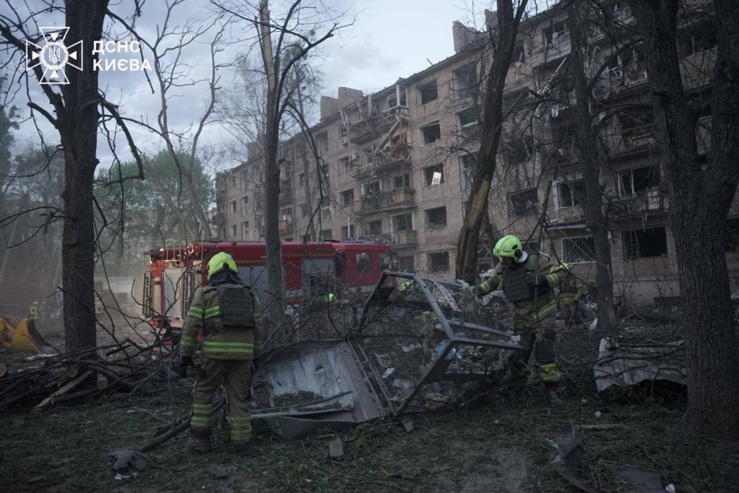 Рятувальники ліквідовують наслідки атаки на Київ. Фото: ДСНС