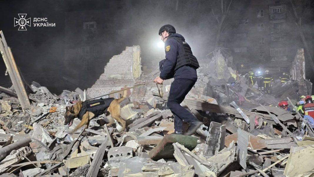 Рятувальники та правоохоронці на місці трагедії. Фото: ДСНС