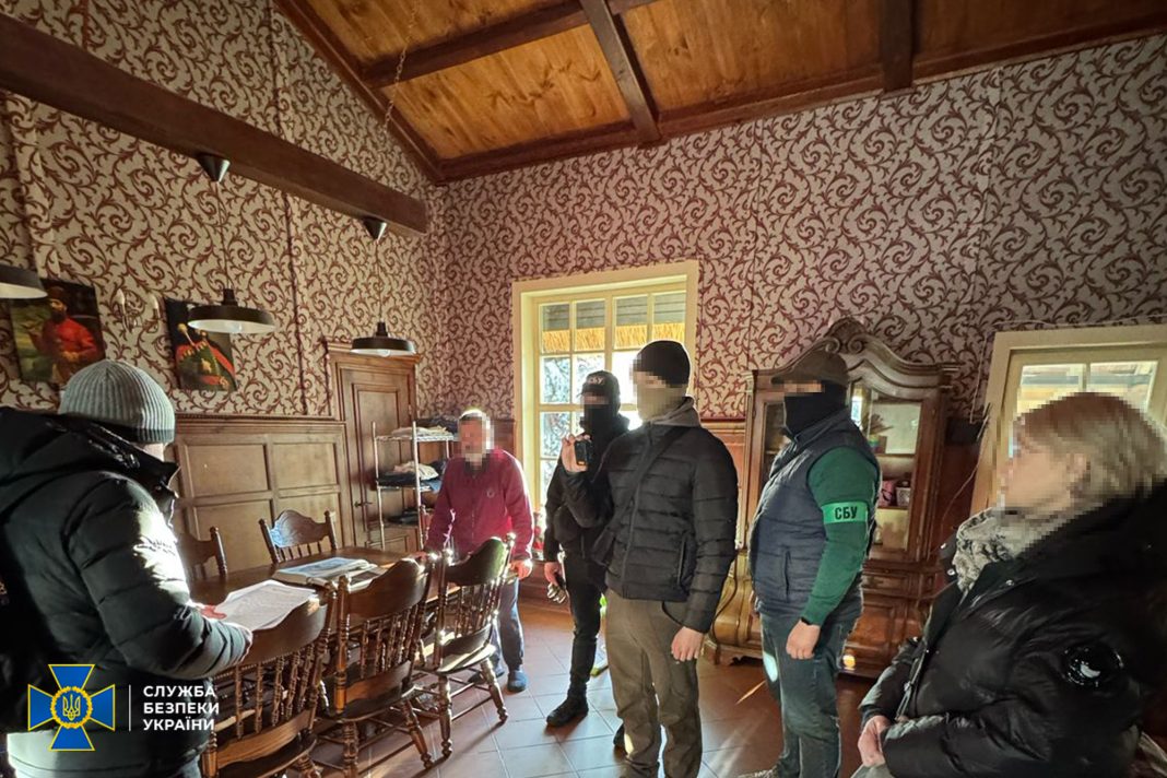 Обшуки у підозрюваних до переправлення ухилянтів за кордон. Фото: СБУ