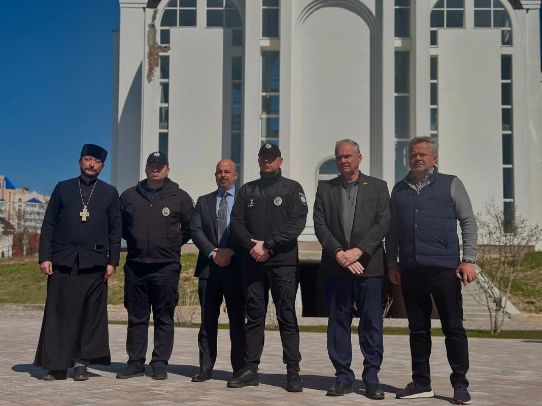 Сенатор Тімоті Майкл Кейн та повірений у справах Посольства США в Україні Джон Гінкель в Бучі. Фото: Бучанська міська рада