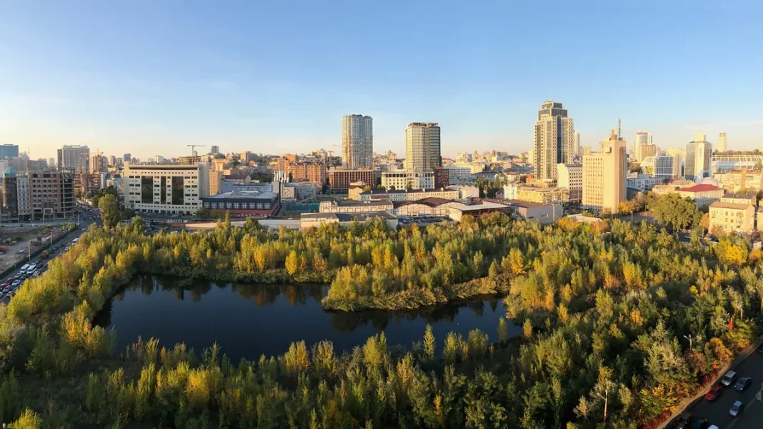 Закинуте депо, яке просять перетворити в парк. Фото: Київська міська рада