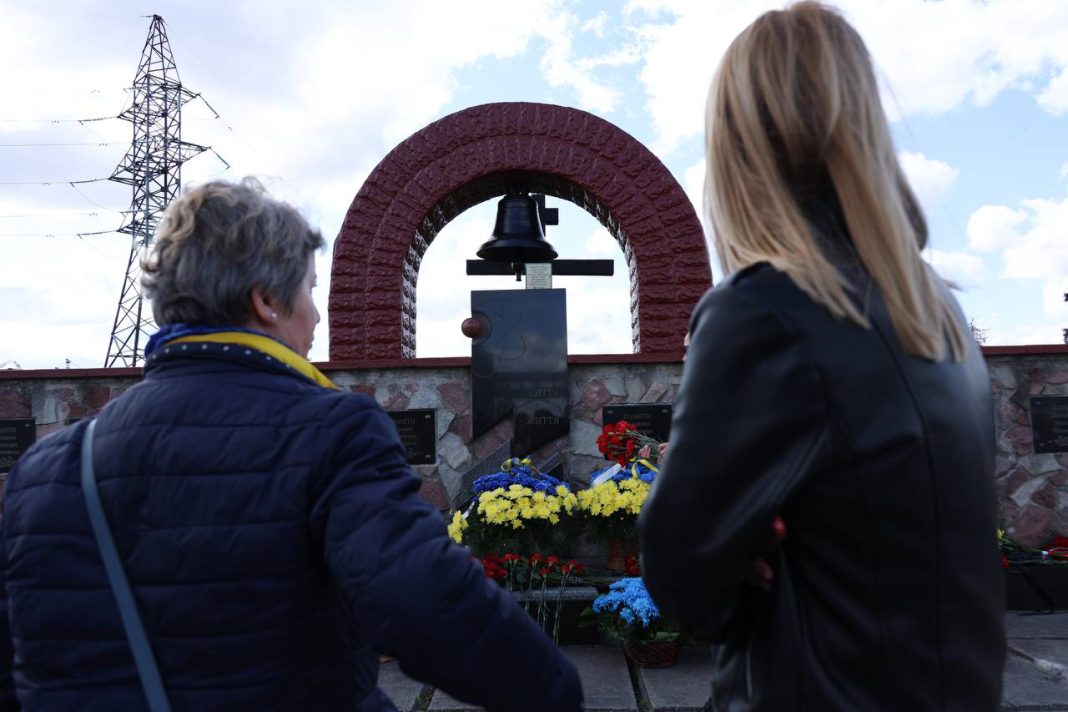 Люди вшановують пам'ять ліквідаторів аварії на ЧАЕС. Фото: Микола Калашник