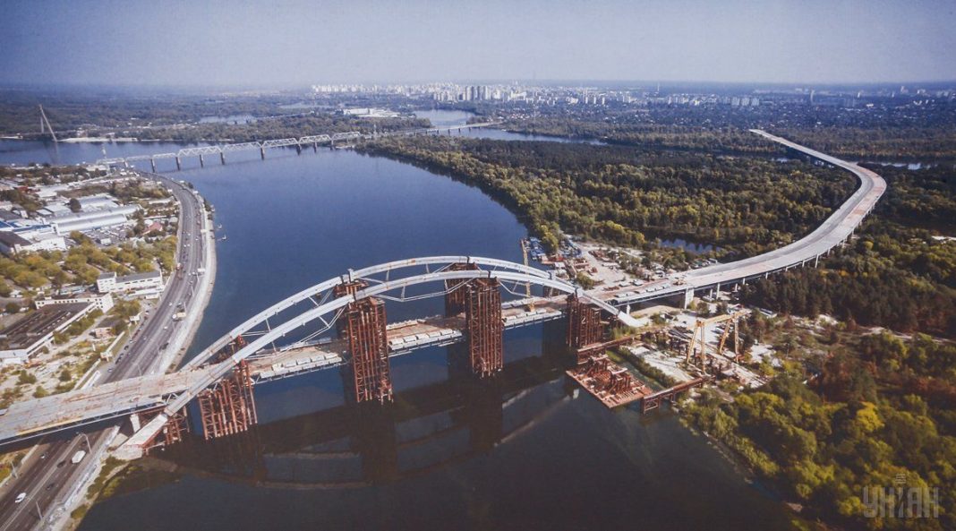 Будівництво Подільського мосту. Фото: Transparency International