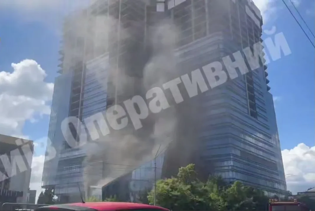 Пожежа поблизу РАЦСу. Фото: Скриншот із відео