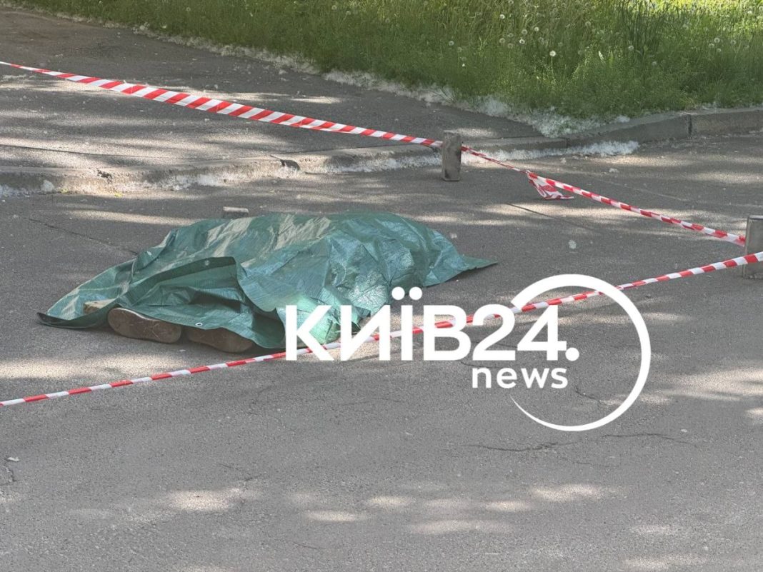 Жінка, яка випала з вікна у Подільському районі. Фото: Київ24