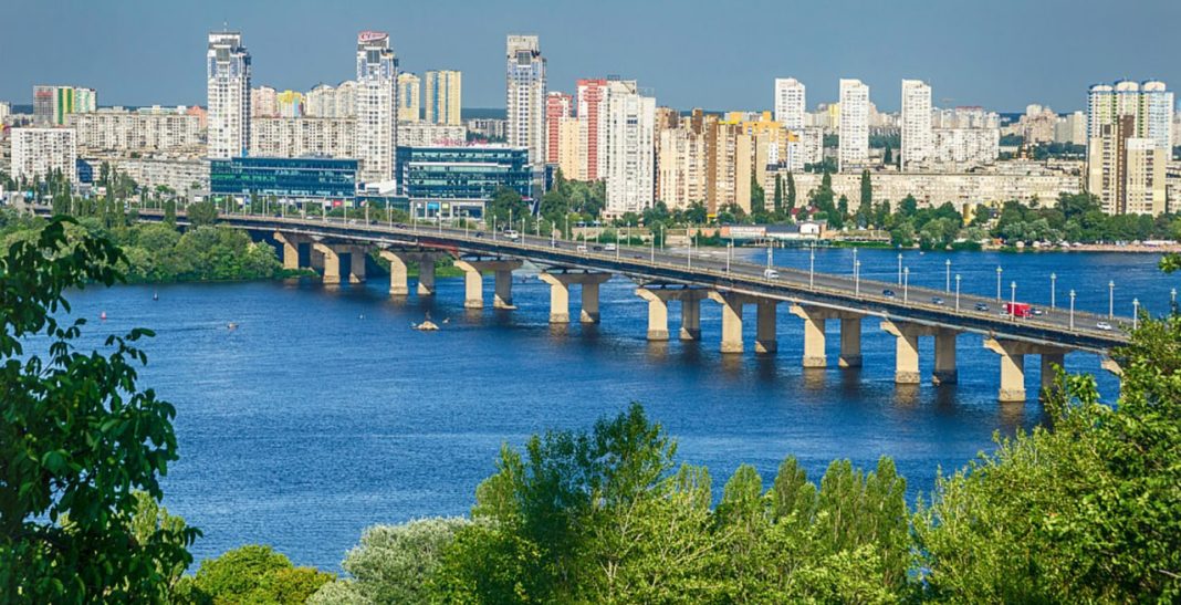 Влада Кєва хоче повернути право на ремонт мосту Патона. Фото: Вікіпедія