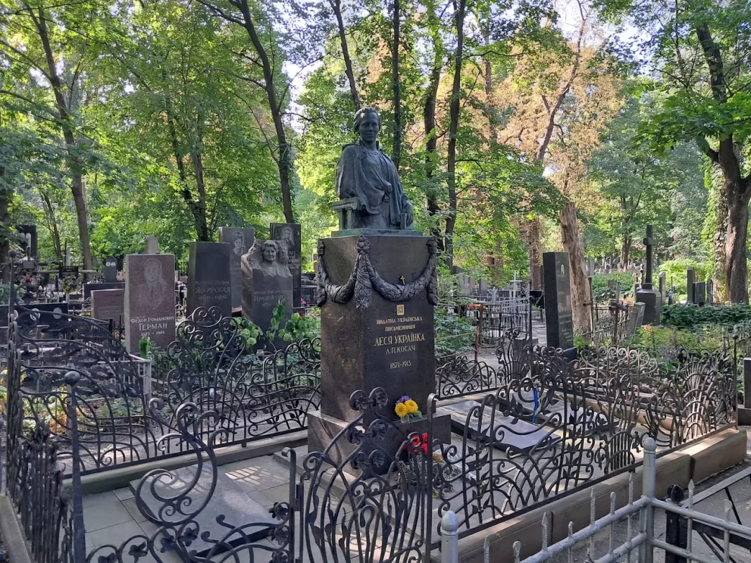Пам'ятник Лесі Українки на її могилі на Байковому кладовищі. Фото: Саша Румянцев