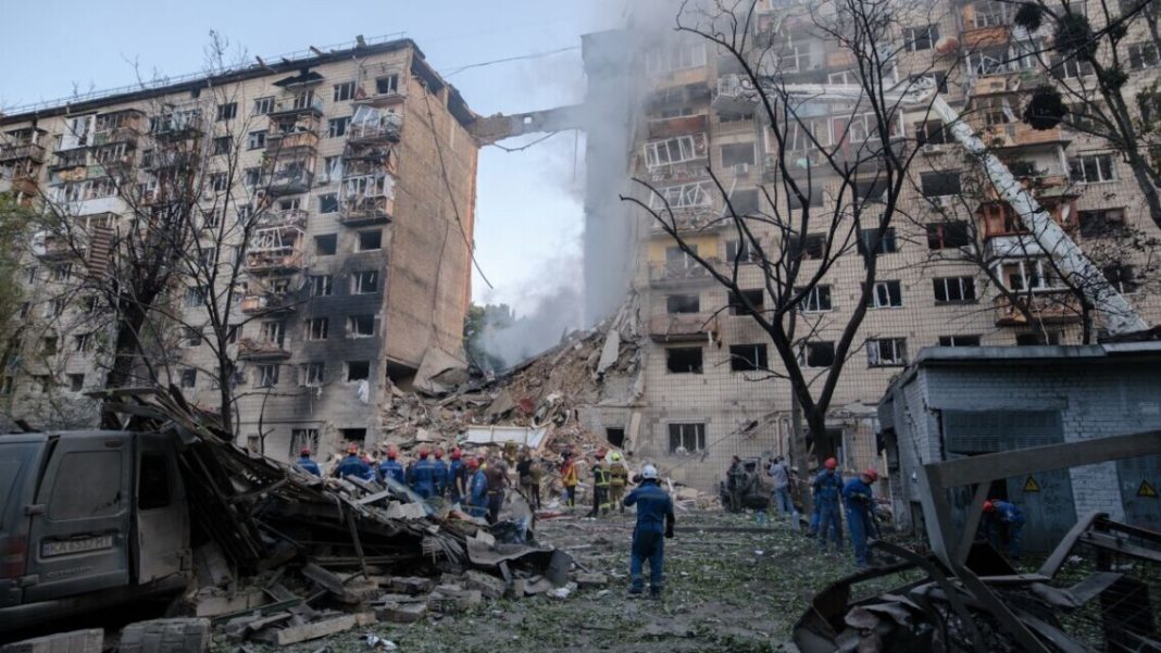 Зруйнований внаслідок атаки РФ будинок у Солом'янському районі в ніч на 17 червня 2025 року. Фото: Іван Антипенко