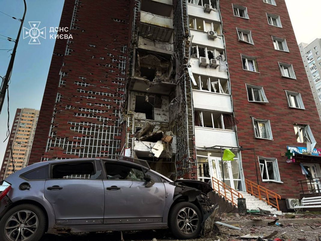 Наслідки масованої атаки російських терористичних військ у Києві. Фото: ДСНС Києва