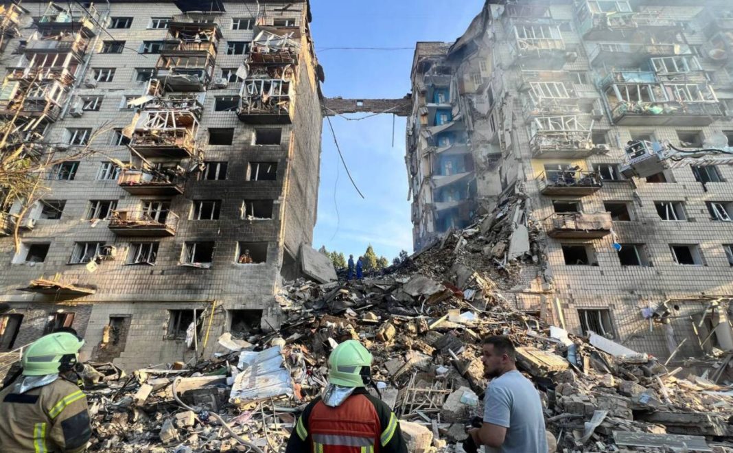 У багатоповерхівку влучила ракета Х-101. Фото: Хмарочос