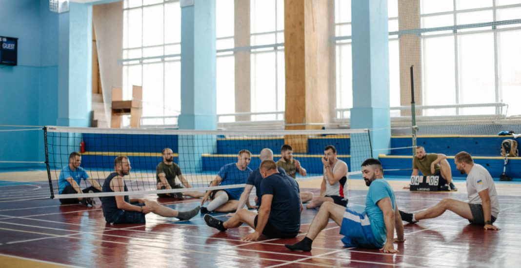 Змагання з волейболу сидячи. Фото: Повернись живим