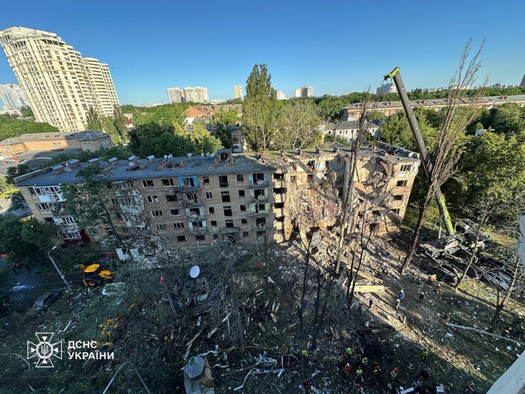 Росія атакувала Київ. Фото: ДСНС