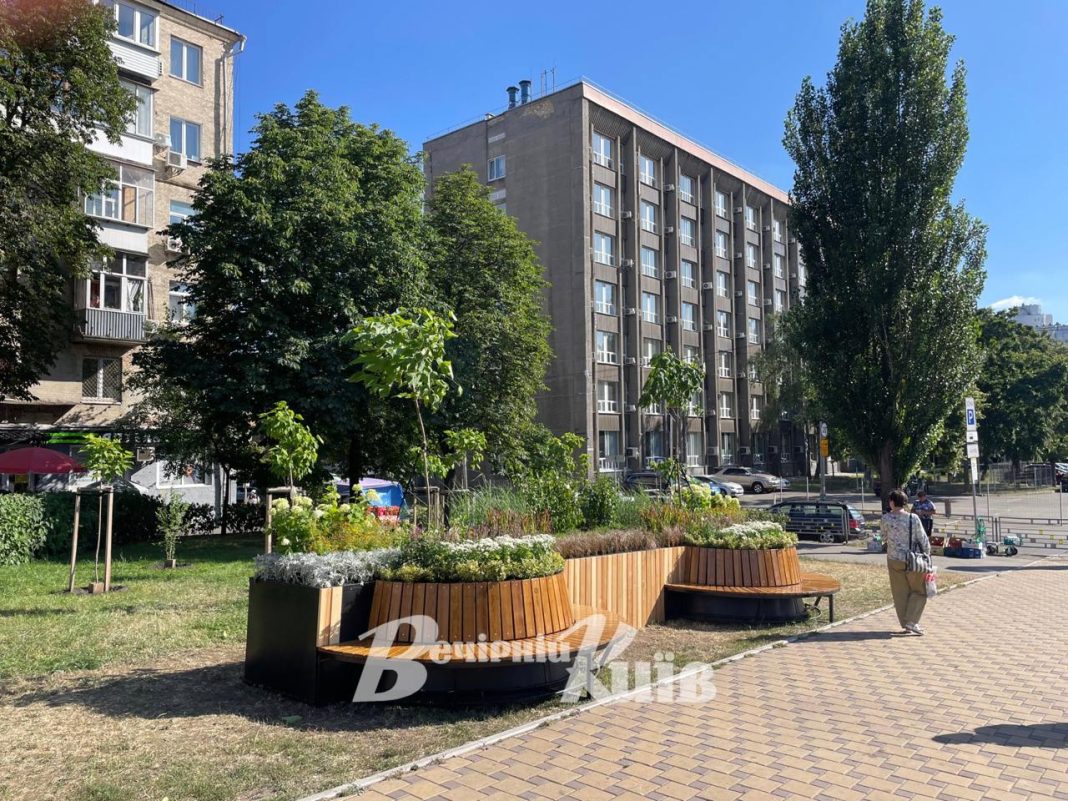Парклет навпроти станції метро 