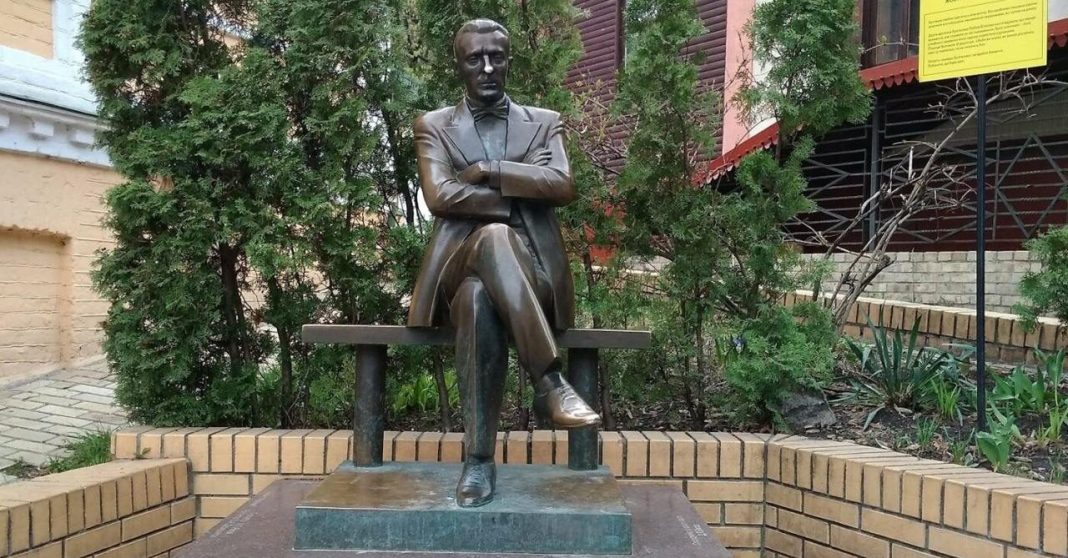Пам'ятник Михайлу Булгакову в Києві. Фото: 44.ua