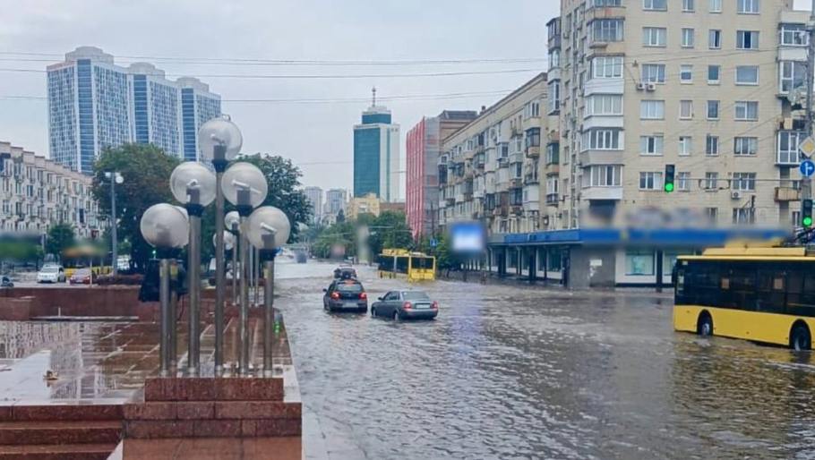 Затоплені вулиці в столиці 20 липня. Фото: Патрульна поліція