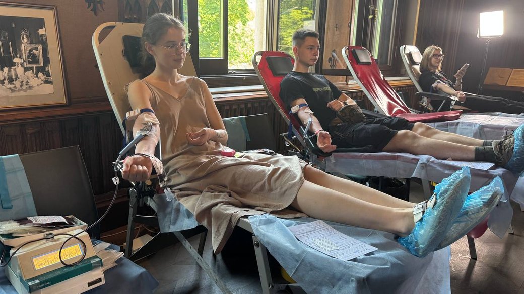 Люди здають кров у Музеї Ханенків. Фото: Суспільне