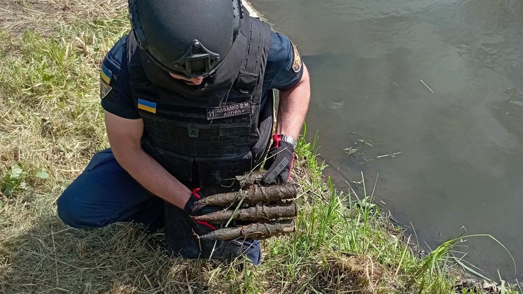 На березі річки знайшли артилерійські снаряди. Фото: Мобільний рятувальний центр швидкого реагування ДСНС України