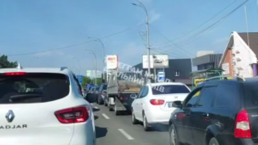 Затори на трасі з Броварів на Київ. Скриншот з відео: 