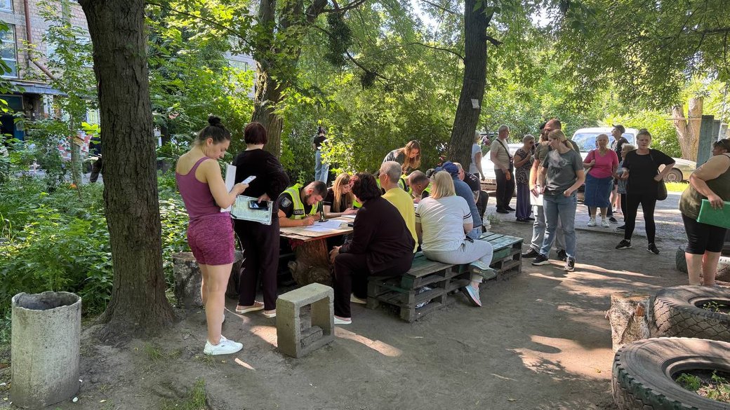 Правоохоронці приймають заяви у постраждалих мешканців. Фото: Суспільне Новини/Анна Самара
