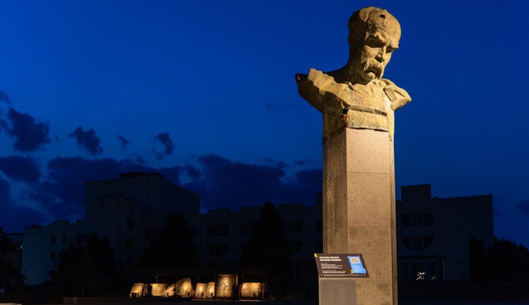 Пам'ятник Тарасові Шевченкові. Фото: Expolight