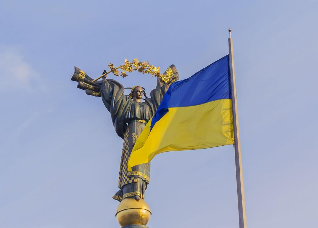 Прапор України, Майдан Незалежності, Монумент Незалежності