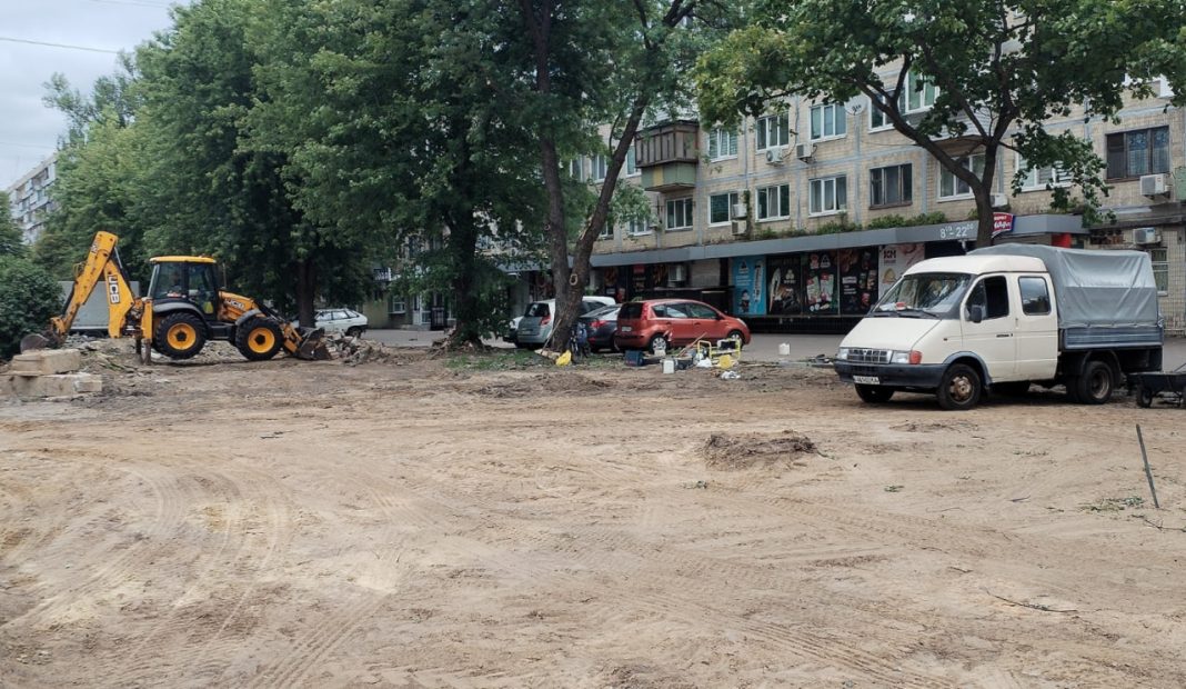 Комунальники оновлюють територію. Фото: Київблагоустрій