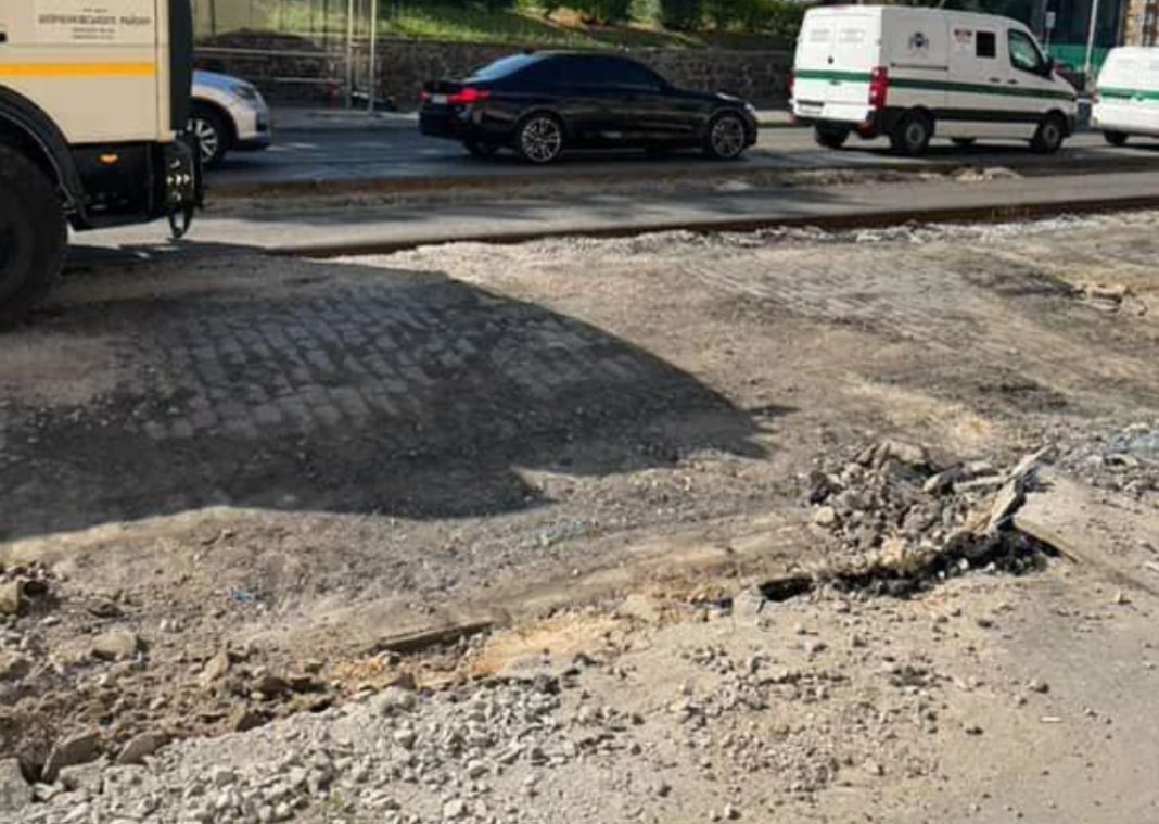 Бруківка під асфальтом. Фото: Дмитро Перов