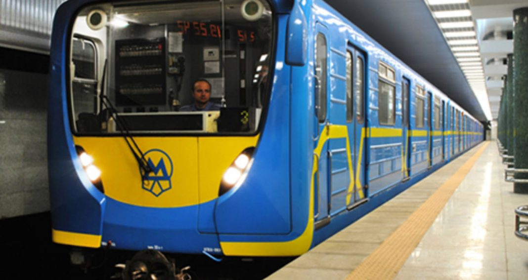 Пожежа виникла біля колій метро. Фото ілюстративне: КМДА