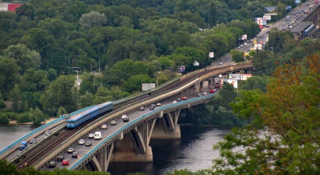Київавтодор ремонтував міст Метро. Фото: Wikipedia