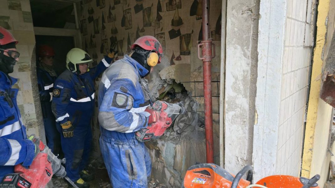 Надзвичайники рятують чоловіка. Фото: МВС