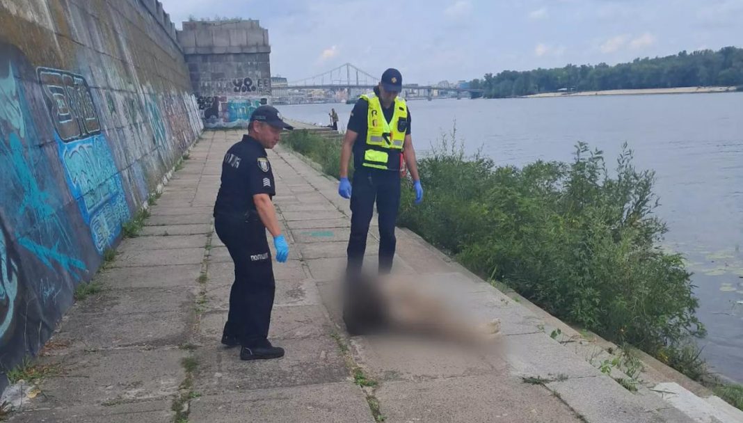 Тіло чоловіка дістали із річки Дніпро. Фото: ДСНС Києва