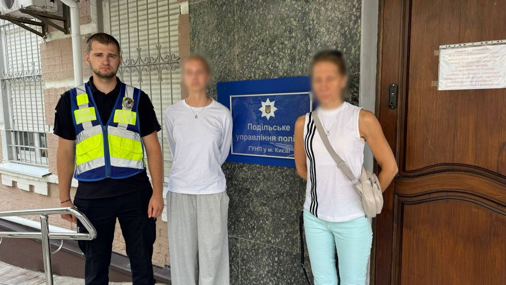У столиці підлітки розважалися під російську музику в поліцейському однострої. Фото: Поліція Києва