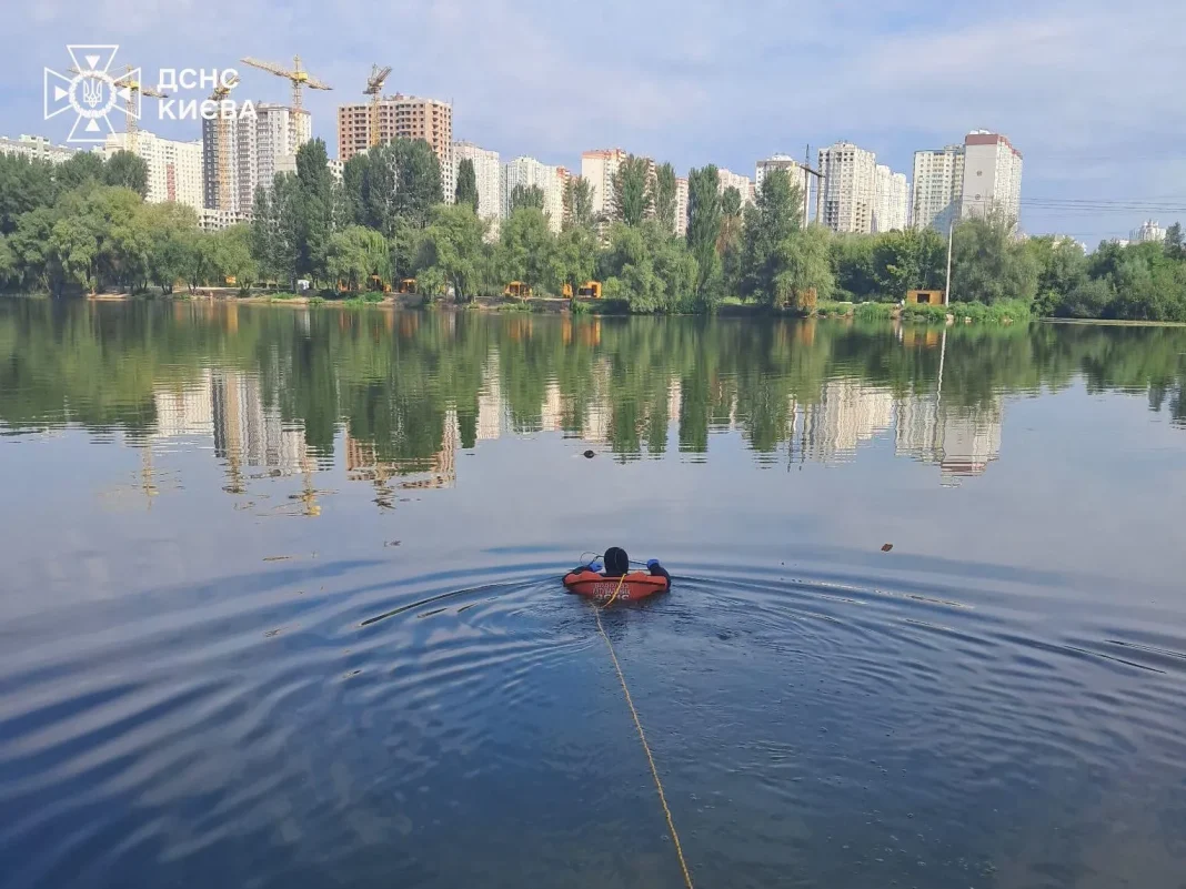У Києві на Позняках в озері виявили тіло чоловіка. Фото: ДСНС