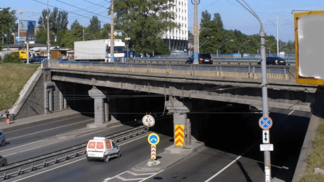 Шляхопровід біля метро 