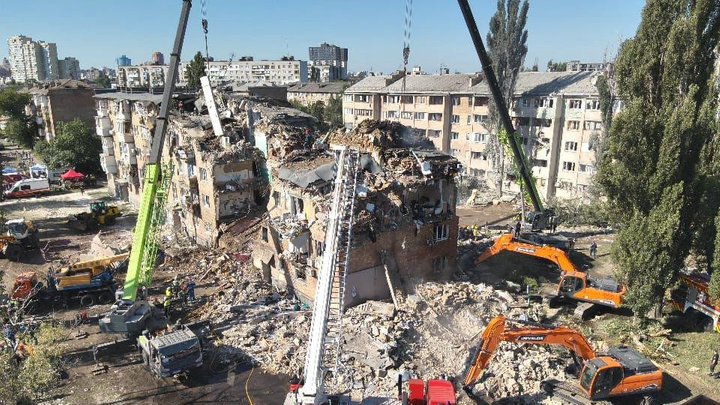 Зруйнований росіянами будинок у Дарницькому районі. Київ, 28 серпня 2025 року. Фото: ДСНС України